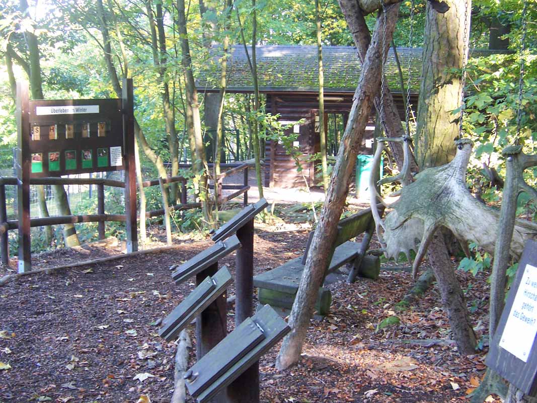 Der Pfad führt entlang des Zoos. Der Pfad führt entlang des Zoos.