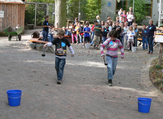 Durch Spiele erfahren die Kinder, wie kostbar Wasser ist. Durch Spiele erfahren die Kinder, wie kostbar Wasser ist.